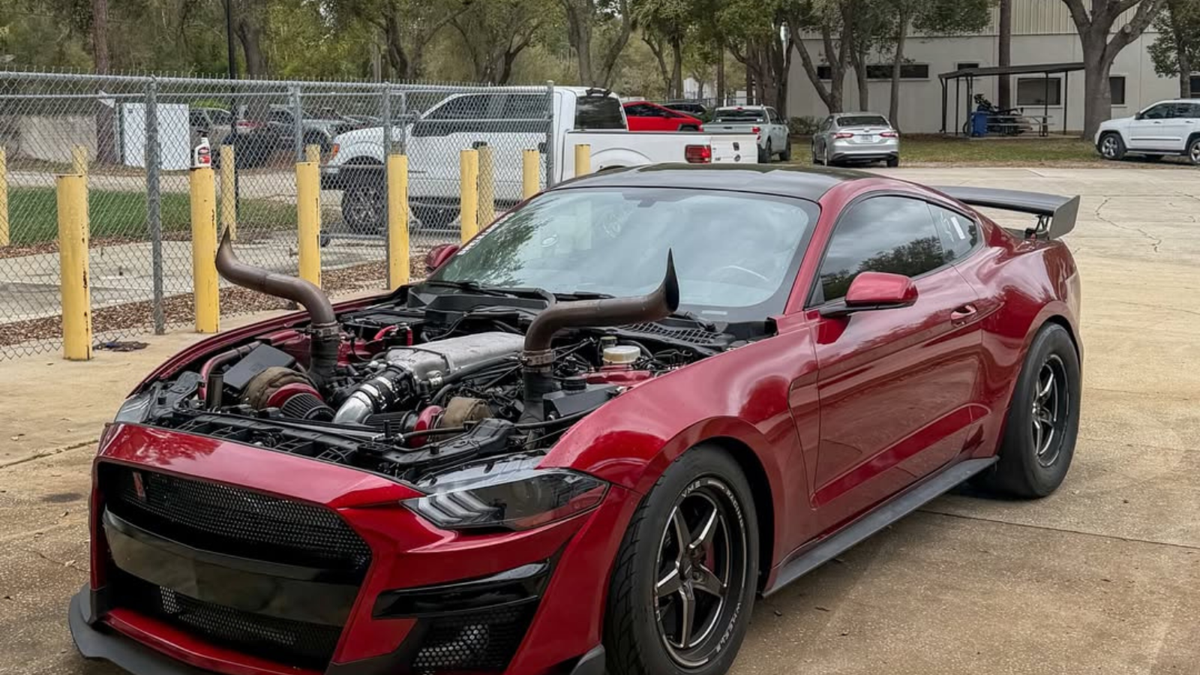 Este Ford Mustang Twin-Turbo de 1.000 HP transforma seu compartimento de motor em um lança-chamas