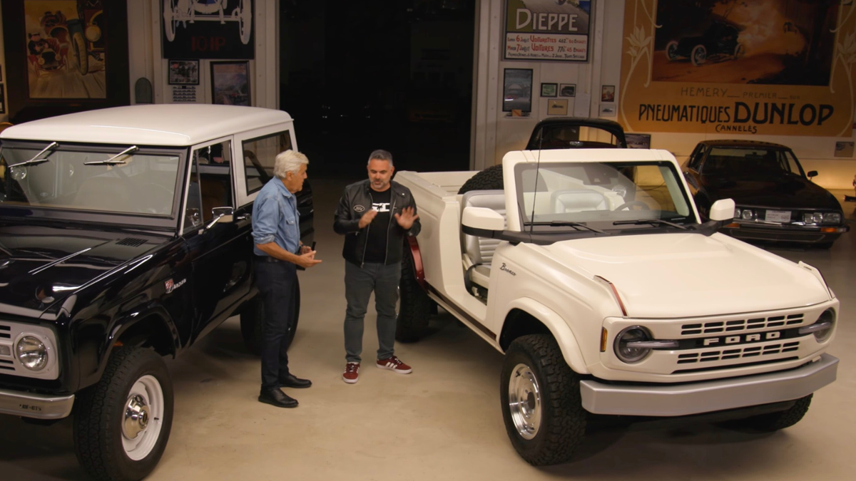 Jay Leno dirige o conceito Ford Bronco que as regras de segurança não nos permitem