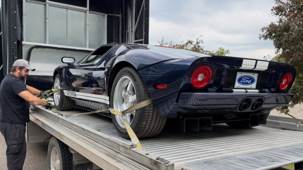 Este Ford GT perdeu sua pintura tradicional para recuperar sua história de protótipo