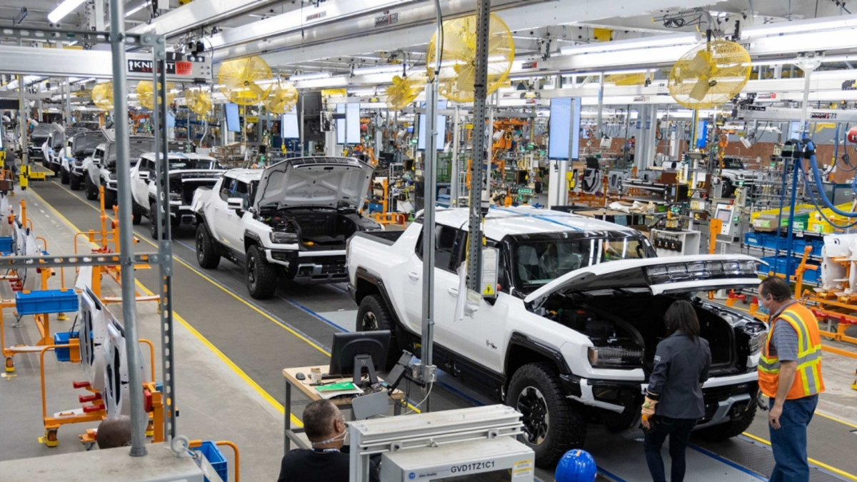 GM cortou 1.000 trabalhadores em sua fábrica de veículos elétricos e depois adicionou robôs