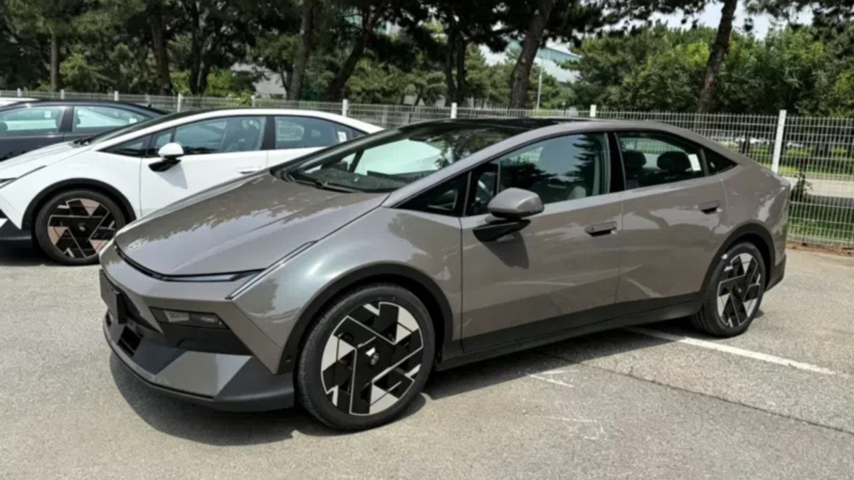 Hyundai Ioniq V parece um carro-conceito que escapou para a estrada