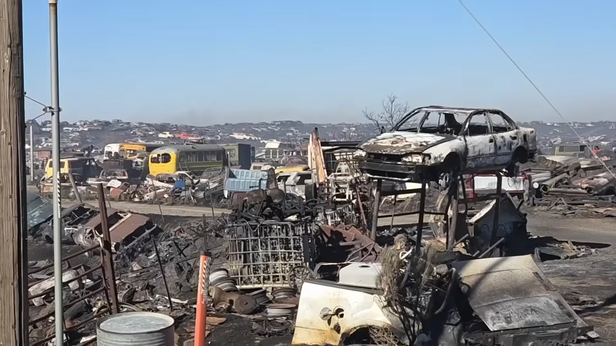 Incêndio florestal causado pelo homem destrói pátio de salvamento clássico de 8.000 carros
