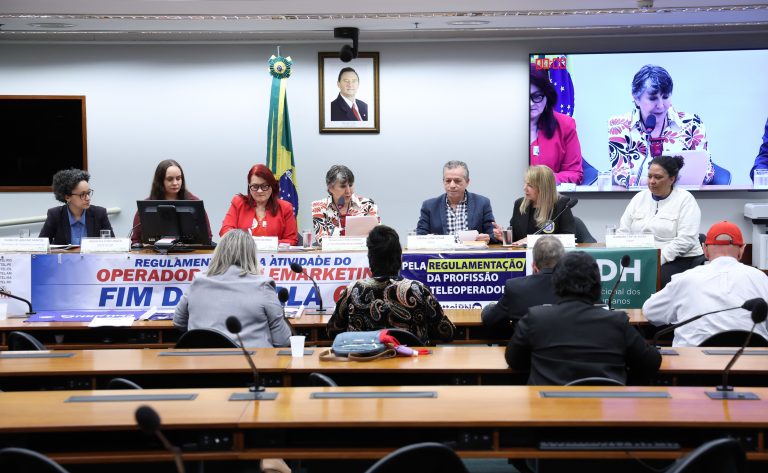Operadores de telemarketing denunciam precarização do trabalho e pedem regulamentação da profissão – Notícias