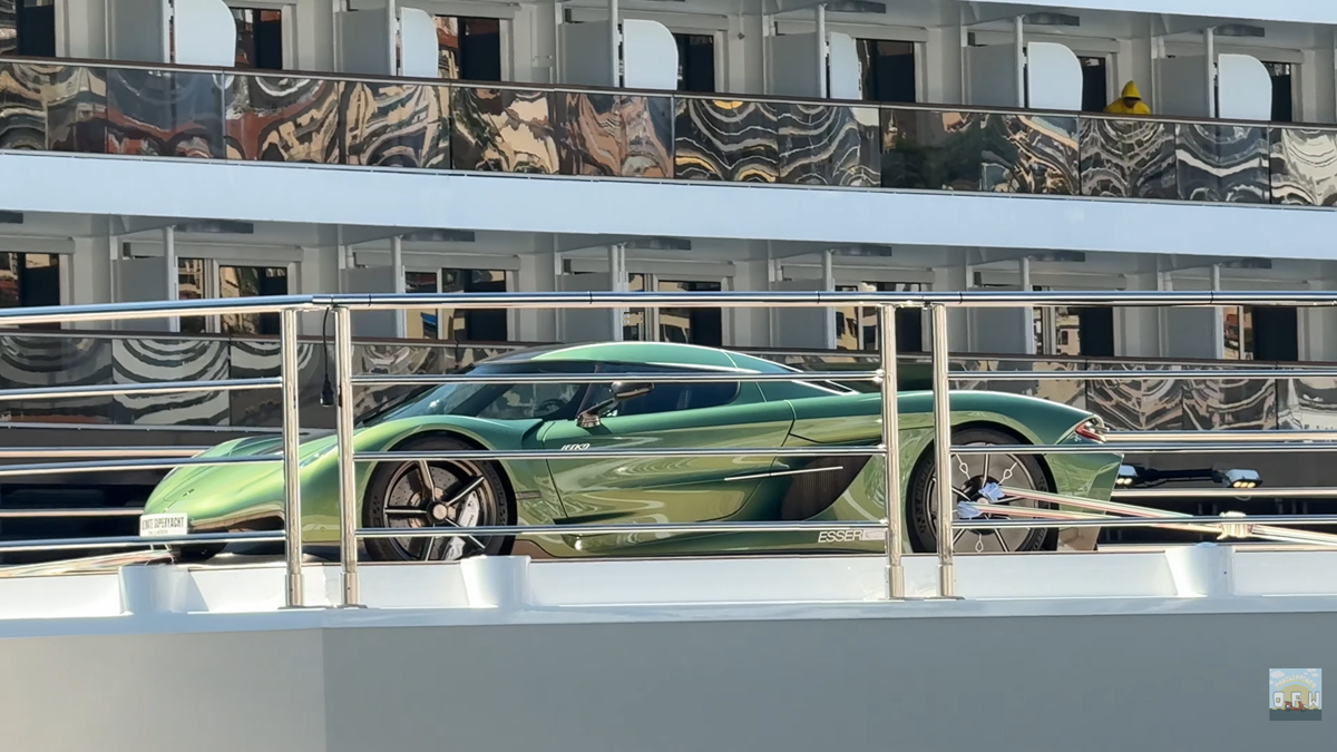 Alguém estacionou um Koenigsegg Jesko em cima de um iate de US$ 86 milhões em Mônaco