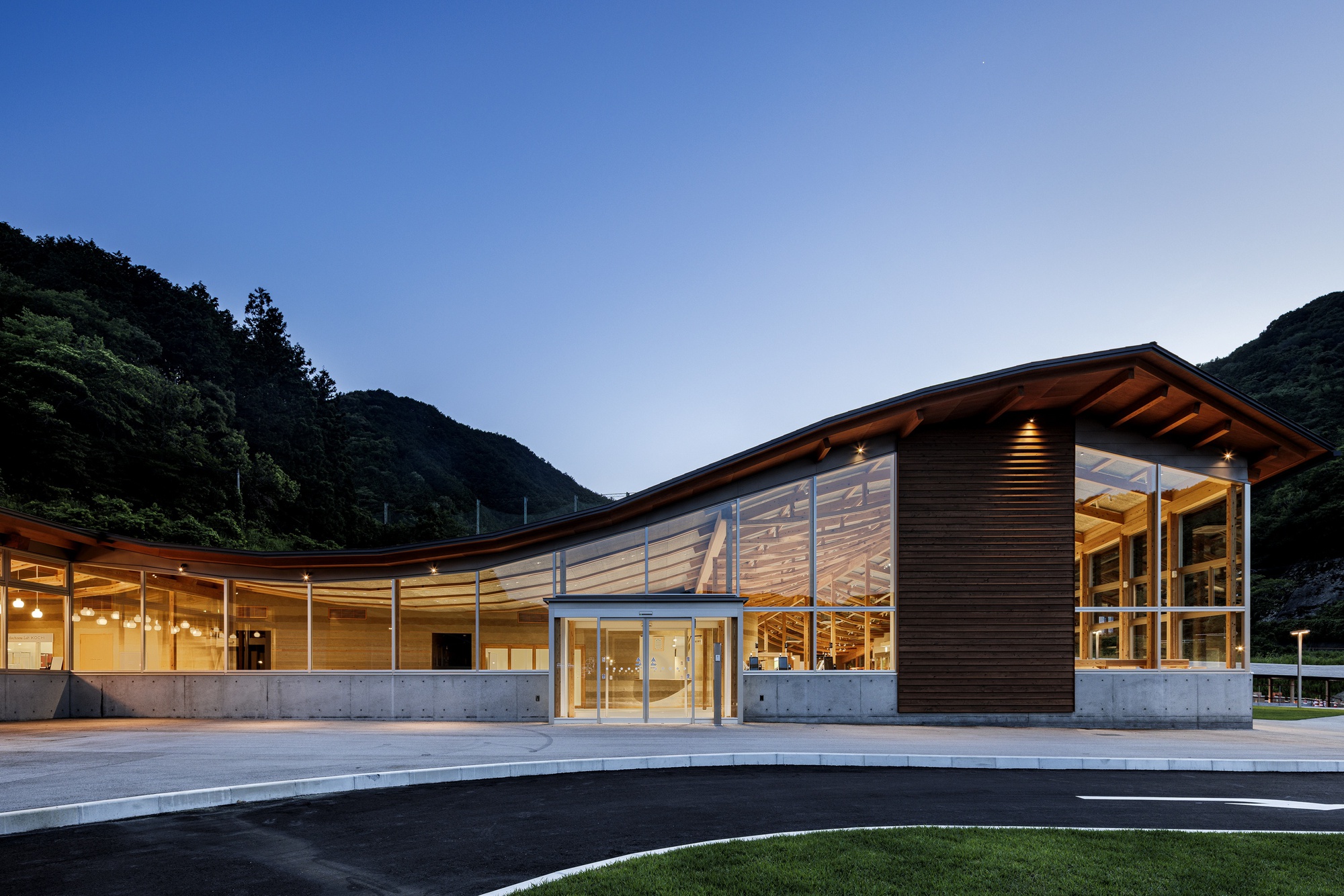 Estação Rodoviária de Makino / Instituto de Pesquisa de Planejamento Urbano de Wakatake + ESTÚDIO YY + ESTAÇÃO DE TRABALHO