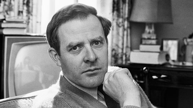 Como os romances de espionagem de John le Carré foram moldados por seu pai vigarista