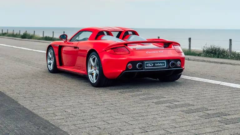 Um dos apenas 80 Guards Red Porsche Carrera GT pode valer US$ 3 milhões
