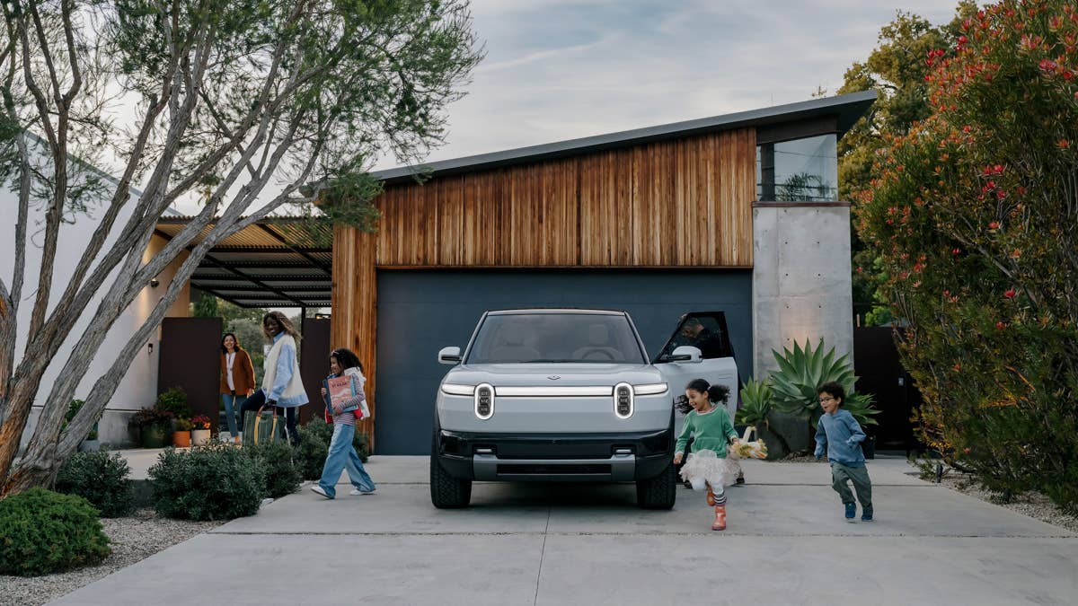 Rivian quer que 80% dos problemas de serviço sejam resolvidos na sua garagem
