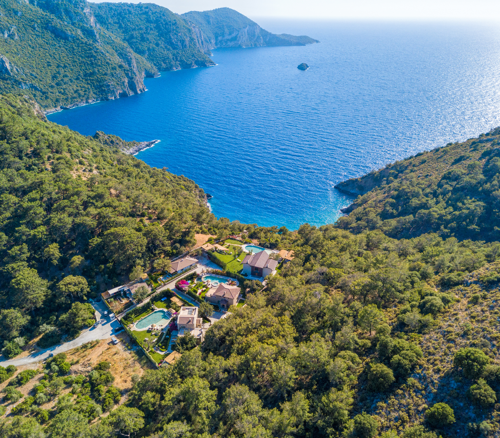 Lógica da Ilha: Como o Terreno Molda a Arquitetura Costeira