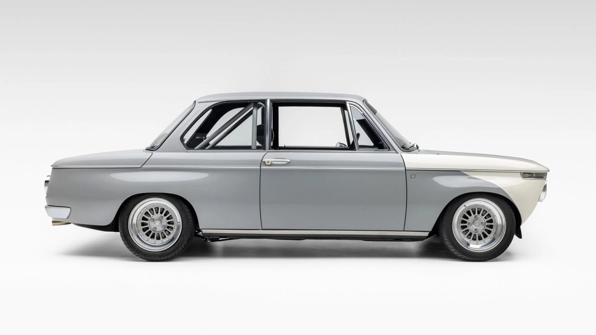 Esta loja constrói manualmente apenas dois BMW 2002 em fibra de carbono por ano