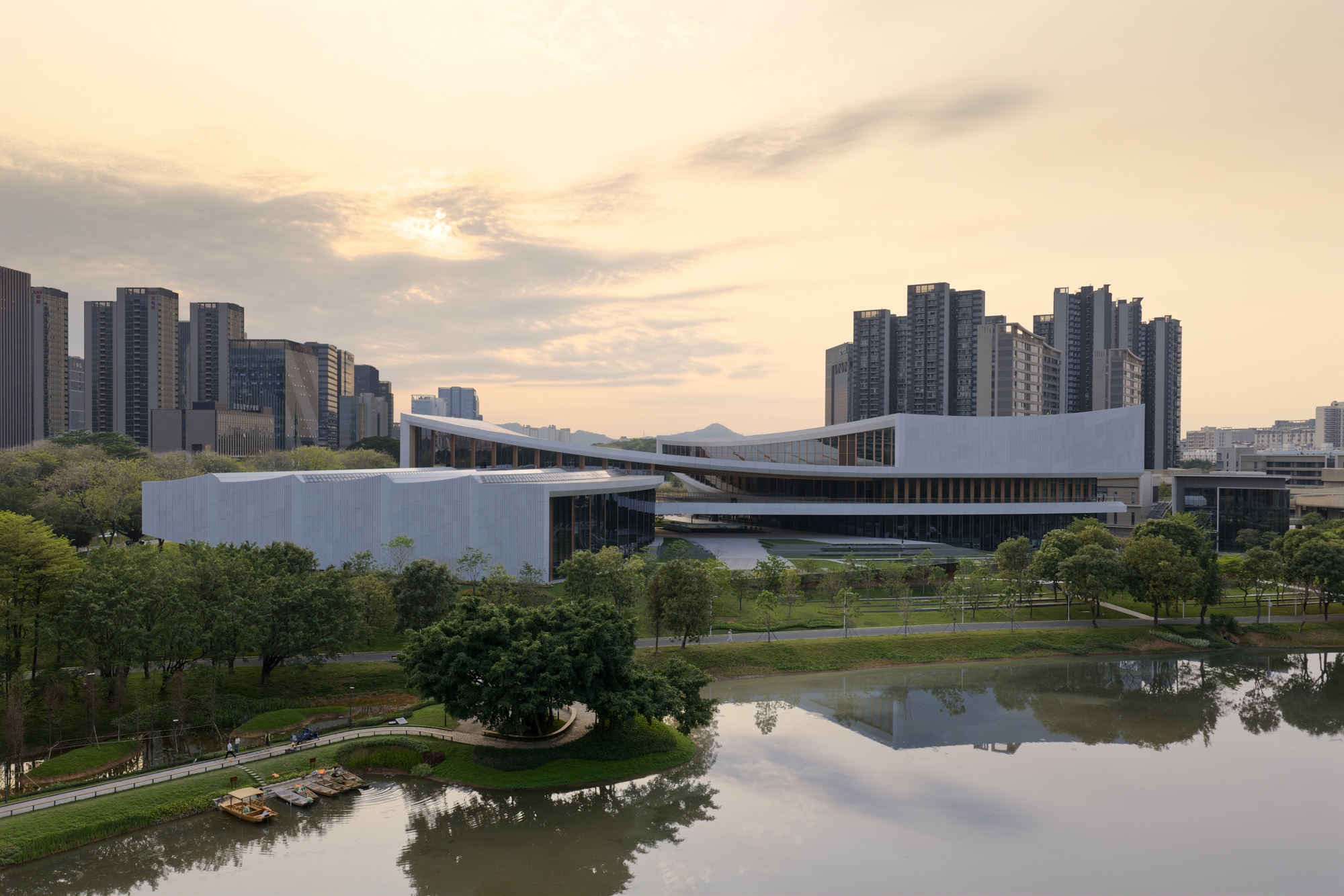 Centro de Exposições e Performances do Lago Songshan / ZHA