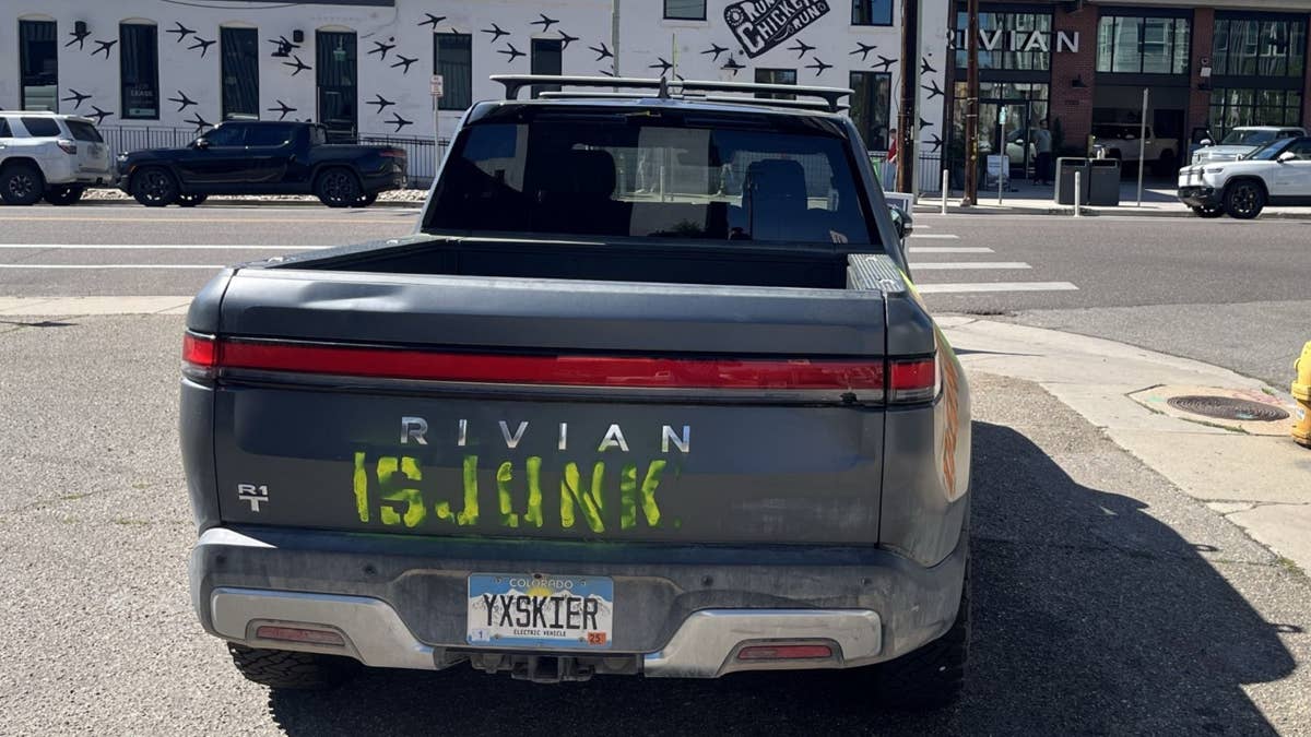 Proprietário da Rivian pinta R1T e lança site “Rivian Is Junk”