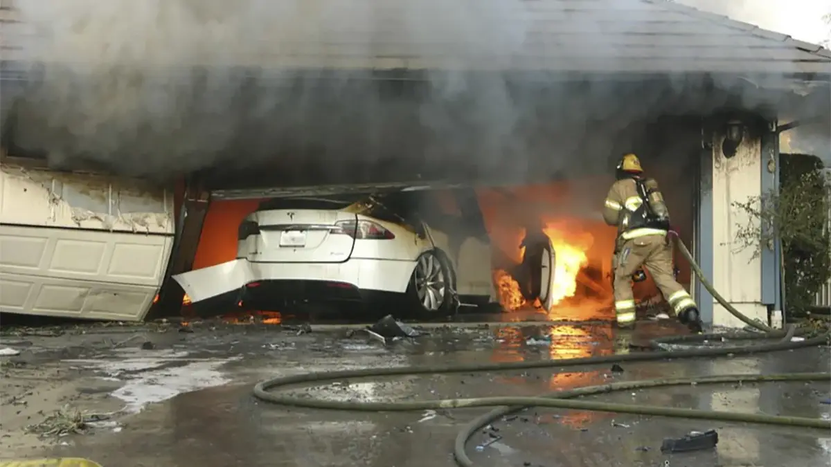 Bombeiro explica por que incêndios em baterias EV podem reacender depois de parecerem extintos