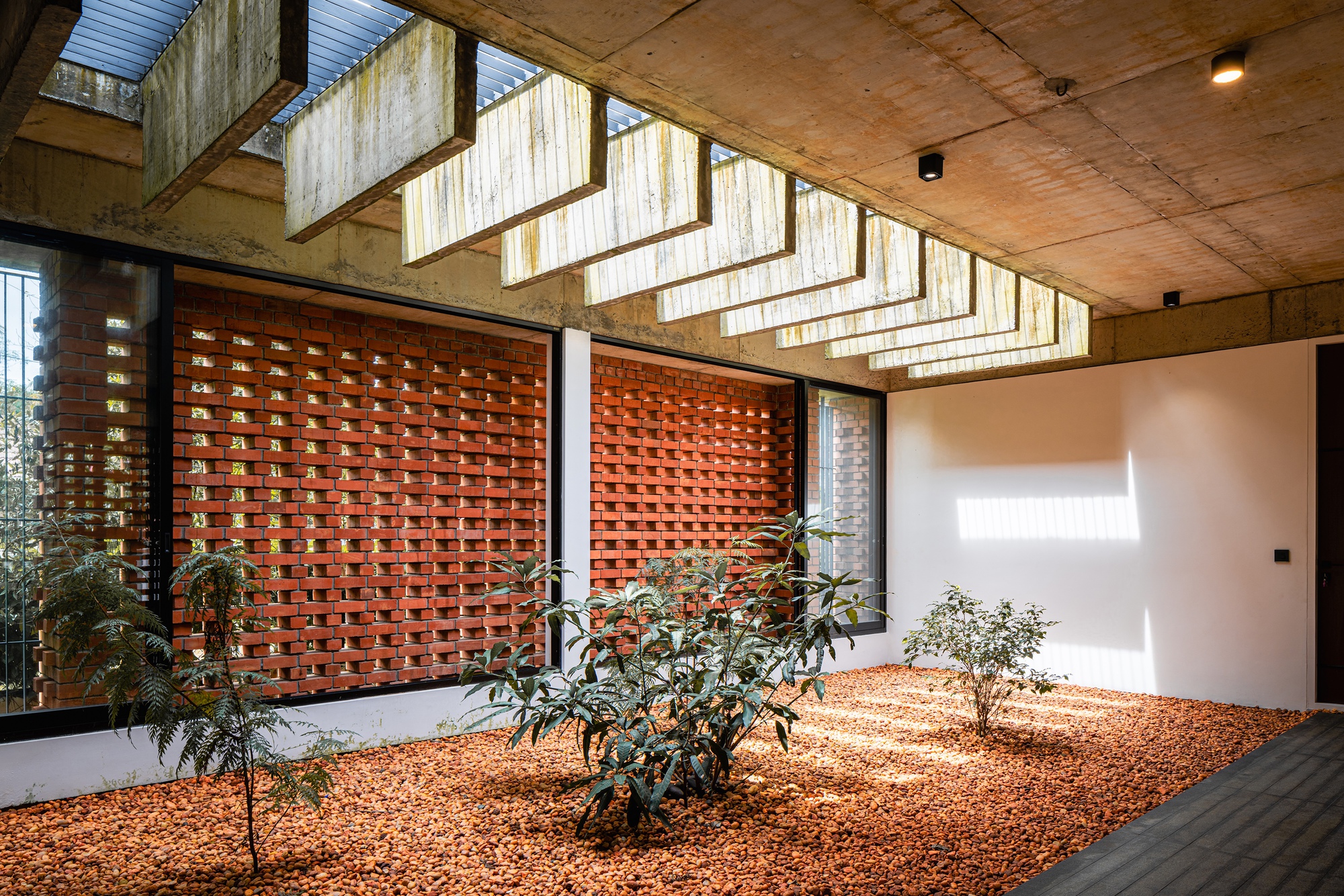 A casa velada em tijolo / LIJO.RENY.architects