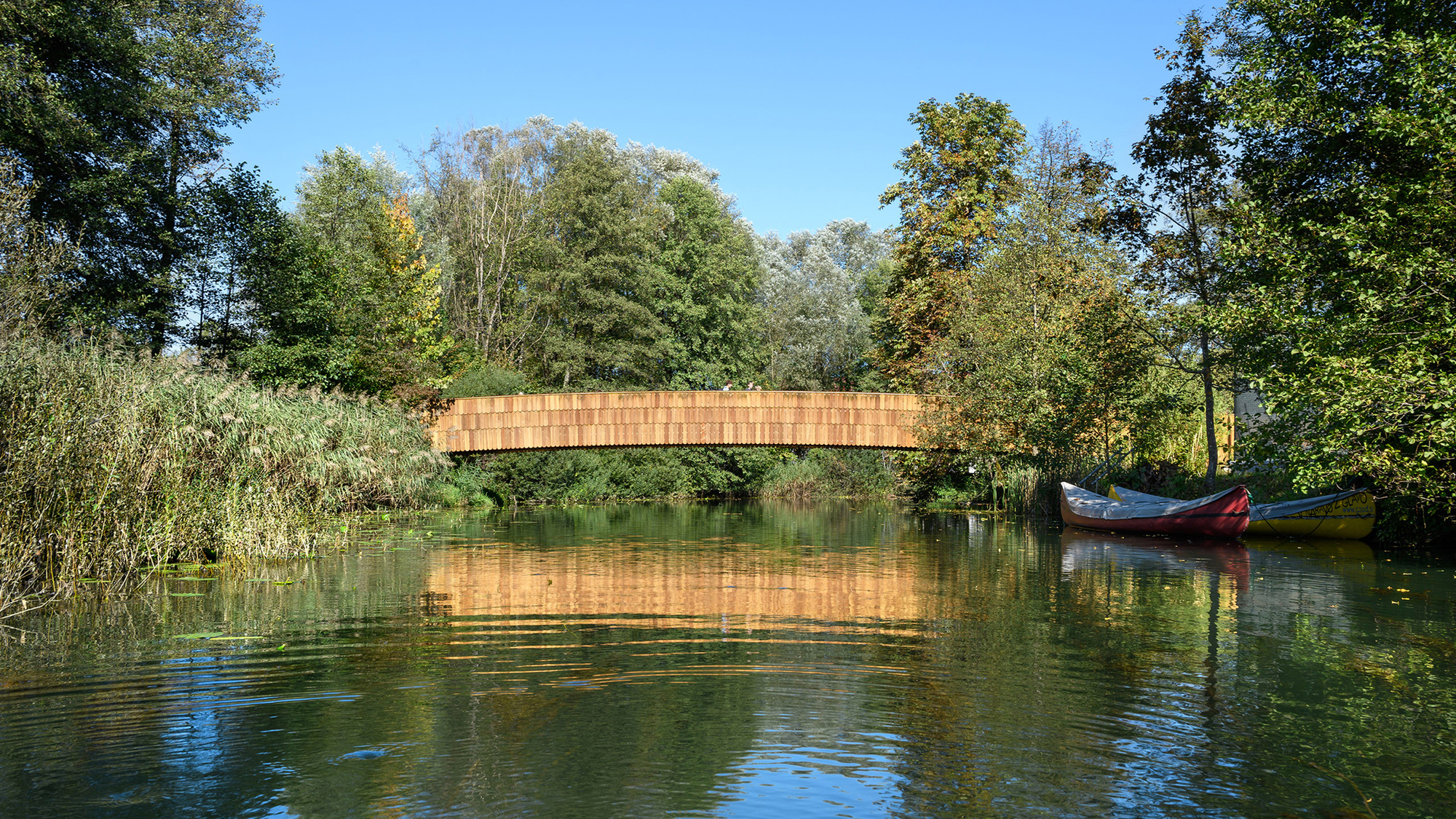 A ponte pedonal sobre o rio Rinža / dans arhitekti