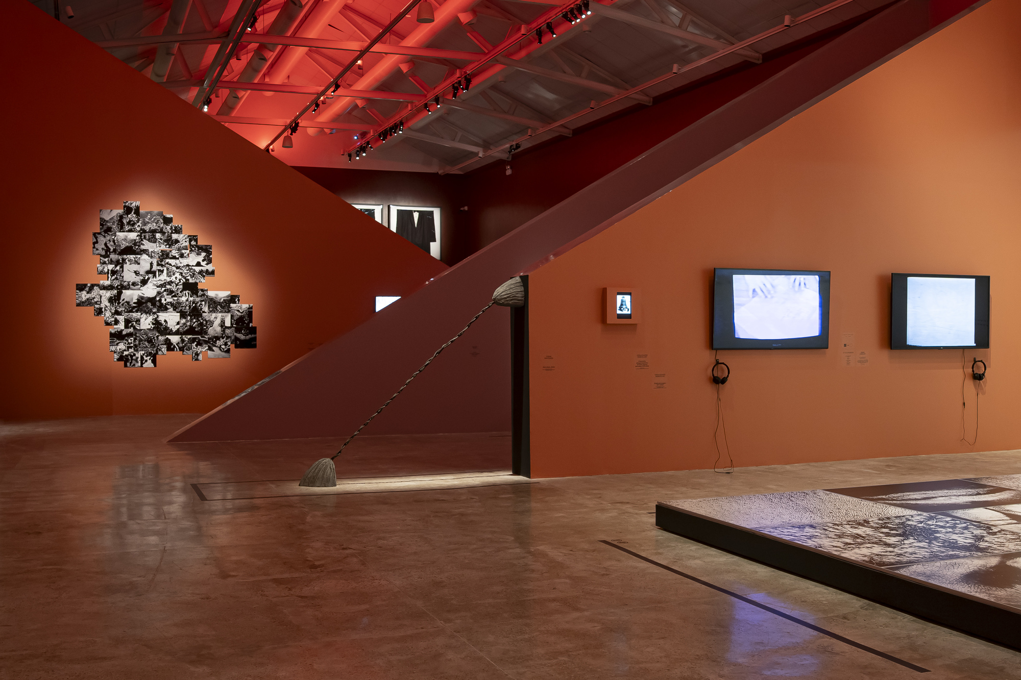 Exposição Corpos Explícitos, Corpos Ocultos / Vão