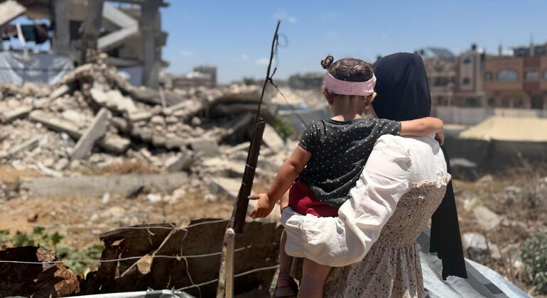 Entre deslocamentos e escombros, famílias em Gaza recebem novas moradias temporárias