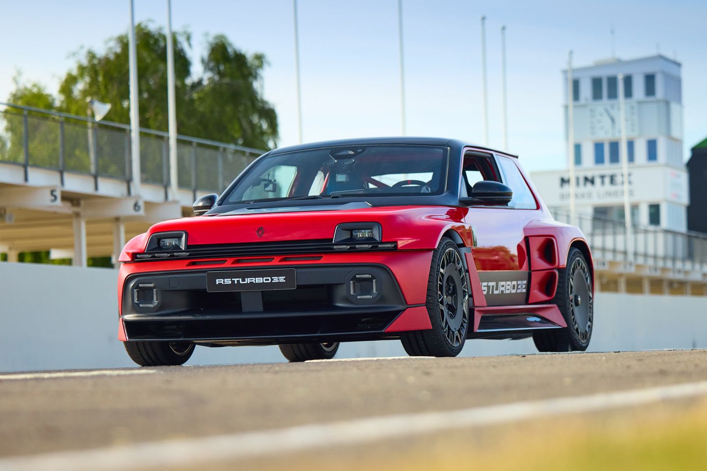 Andando de espingarda no Renault 5 Turbo 3E de 555 cv
