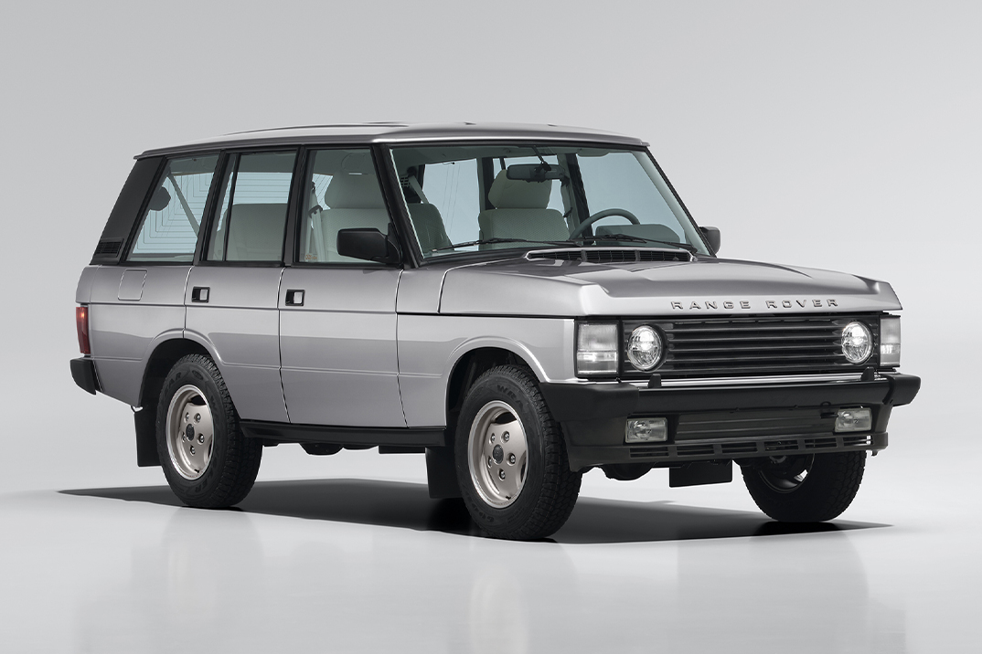 Range Rover gastou 2.000 horas juntando um clássico de 1993 com seu novo carro-chefe SV Ultra