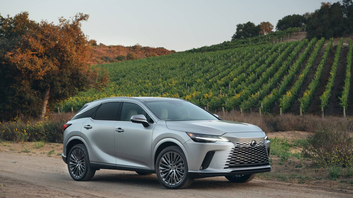 As vendas do Lexus ES caíram 89%, enquanto as vendas do IS mais que dobraram