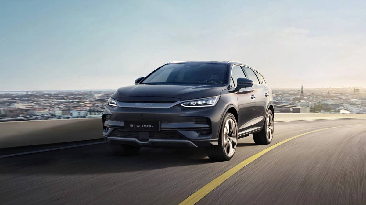 BYD SUV continua dirigindo depois que a enchente solta seu motor traseiro