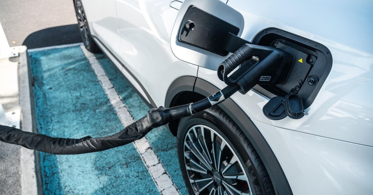 Quase metade dos australianos querem um híbrido ou EV para seu próximo carro – estudo