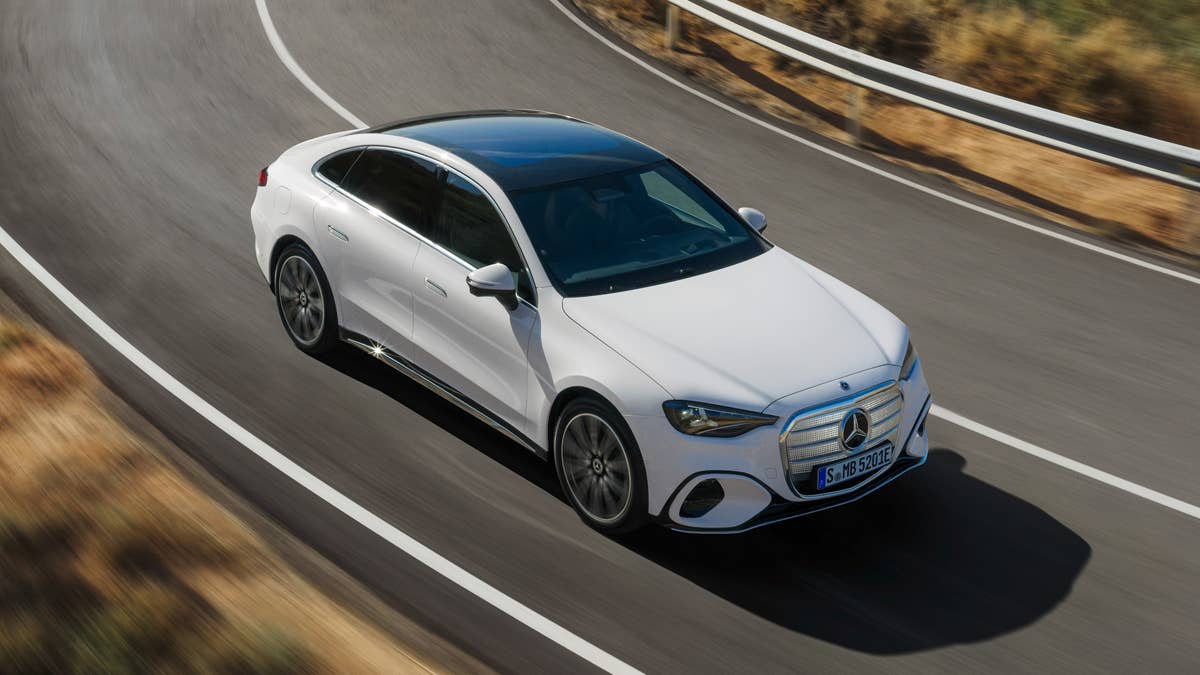 Mercedes está construindo o Classe C elétrico com 108 libras de plástico reciclado