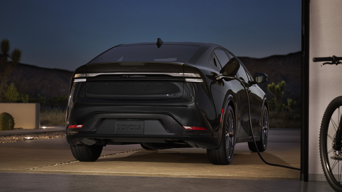 2027 Toyota Prius ganha um novo visual sinistro, uma cabine mais confortável e um pequeno aumento de preço