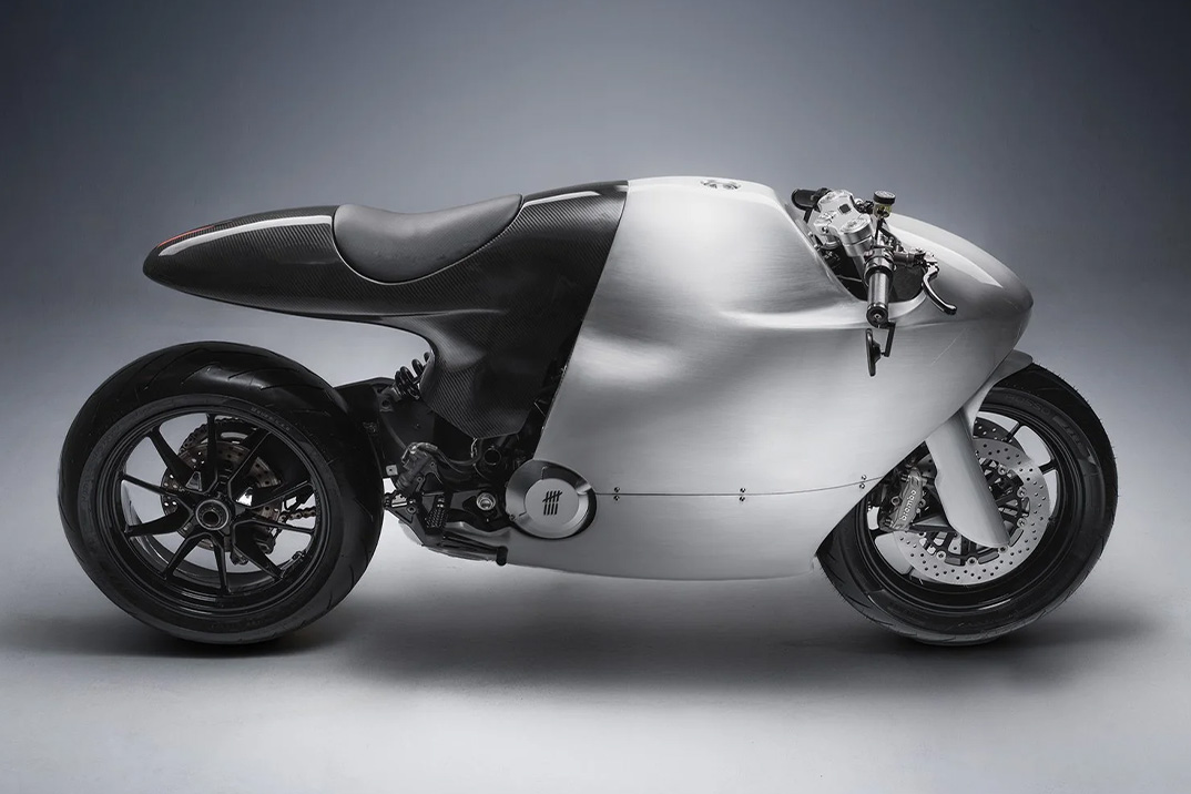 Bandit9 esculpiu o Ducati Monster 821 em uma nave espacial de alumínio escovado do futuro