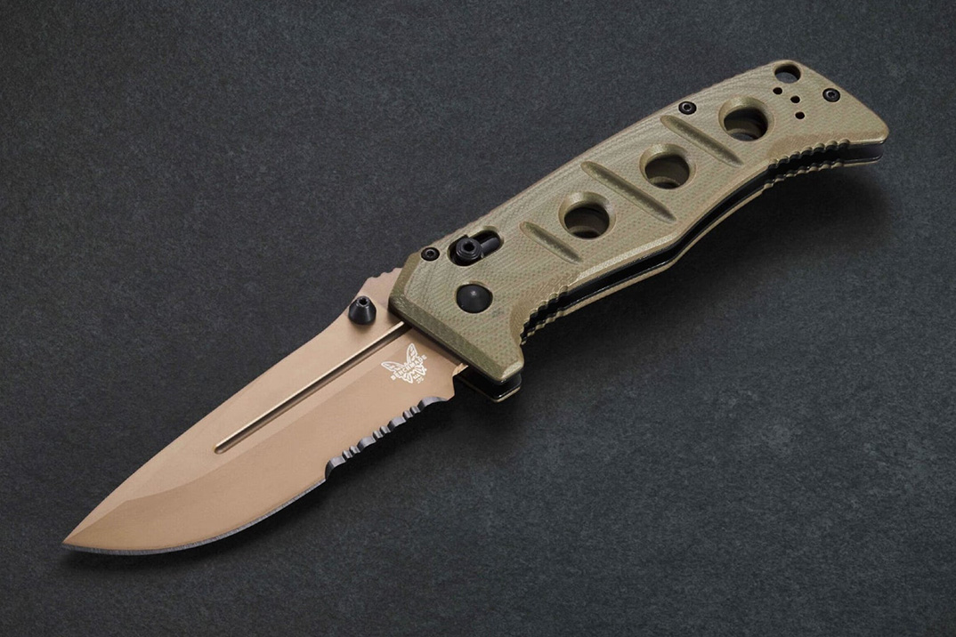 A faca tática Adamas da Benchmade acaba de receber a atualização MagnaCut para a qual foi construída
