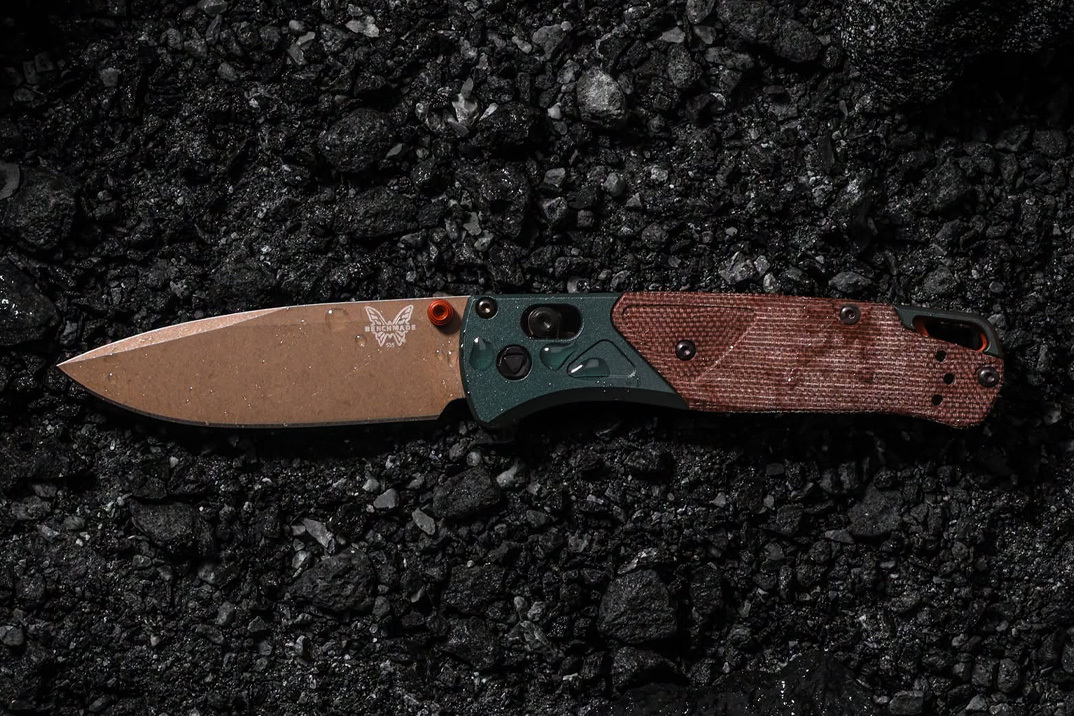 O Taiga Green Bugout da Benchmade é enviado com uma lâmina usada em campo e zero plástico à vista