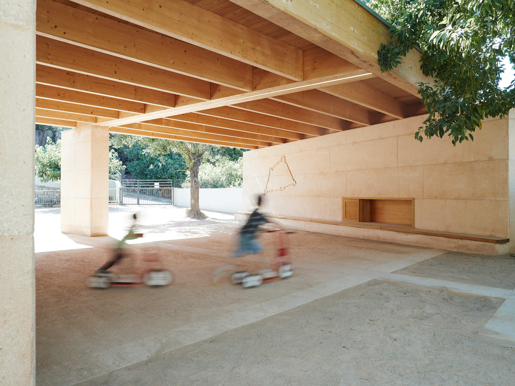 Parque infantil coberto escolar Jean Santini – Porto-vecchio – Córsega / CGZ Architecture