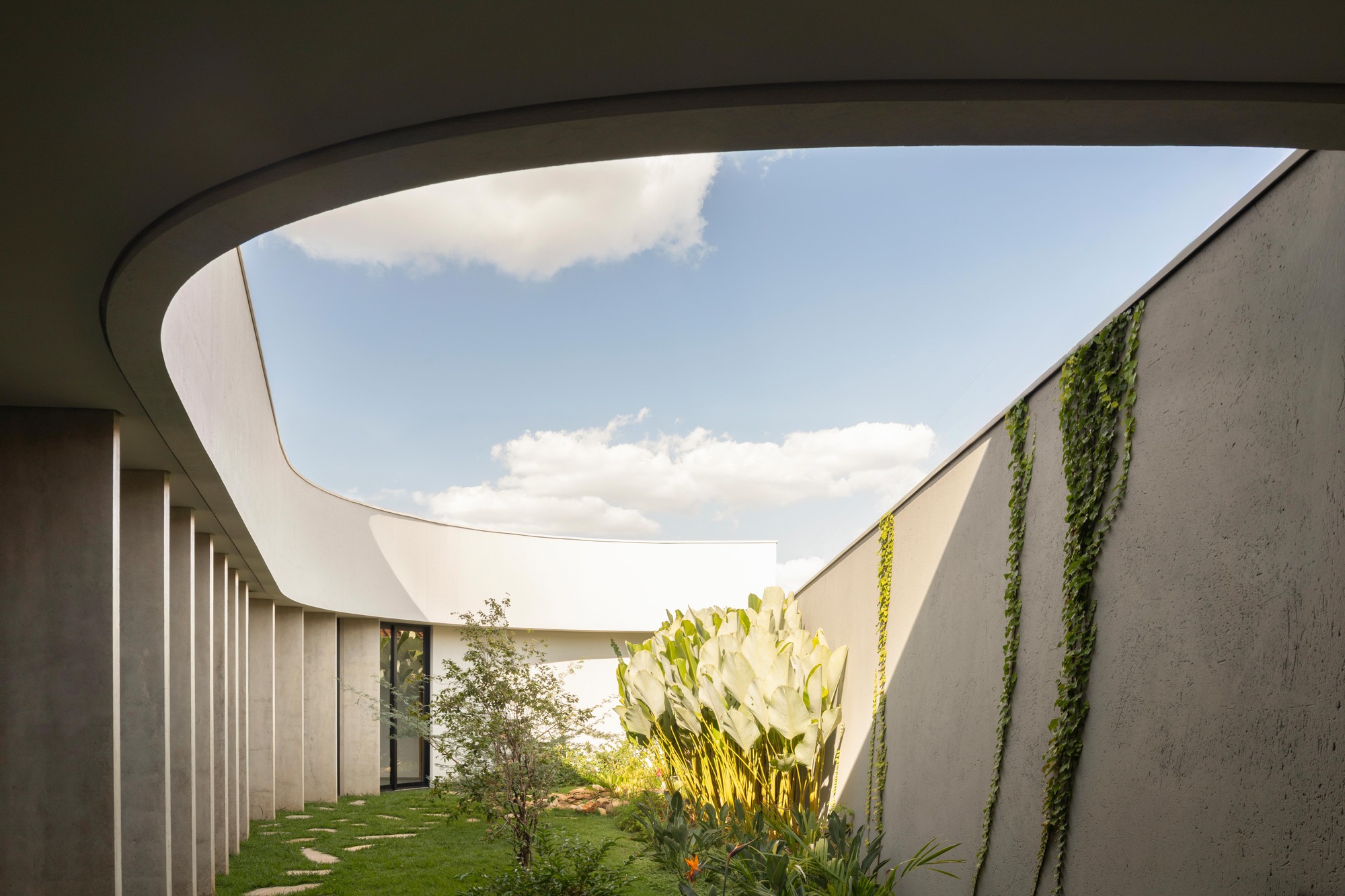 Casa Curva / efcarquitetura | ArchDaily