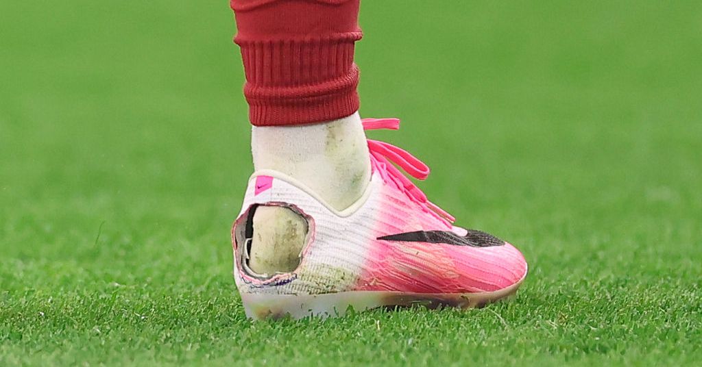 Por que alguns jogadores de futebol cortam os calcanhares das chuteiras?