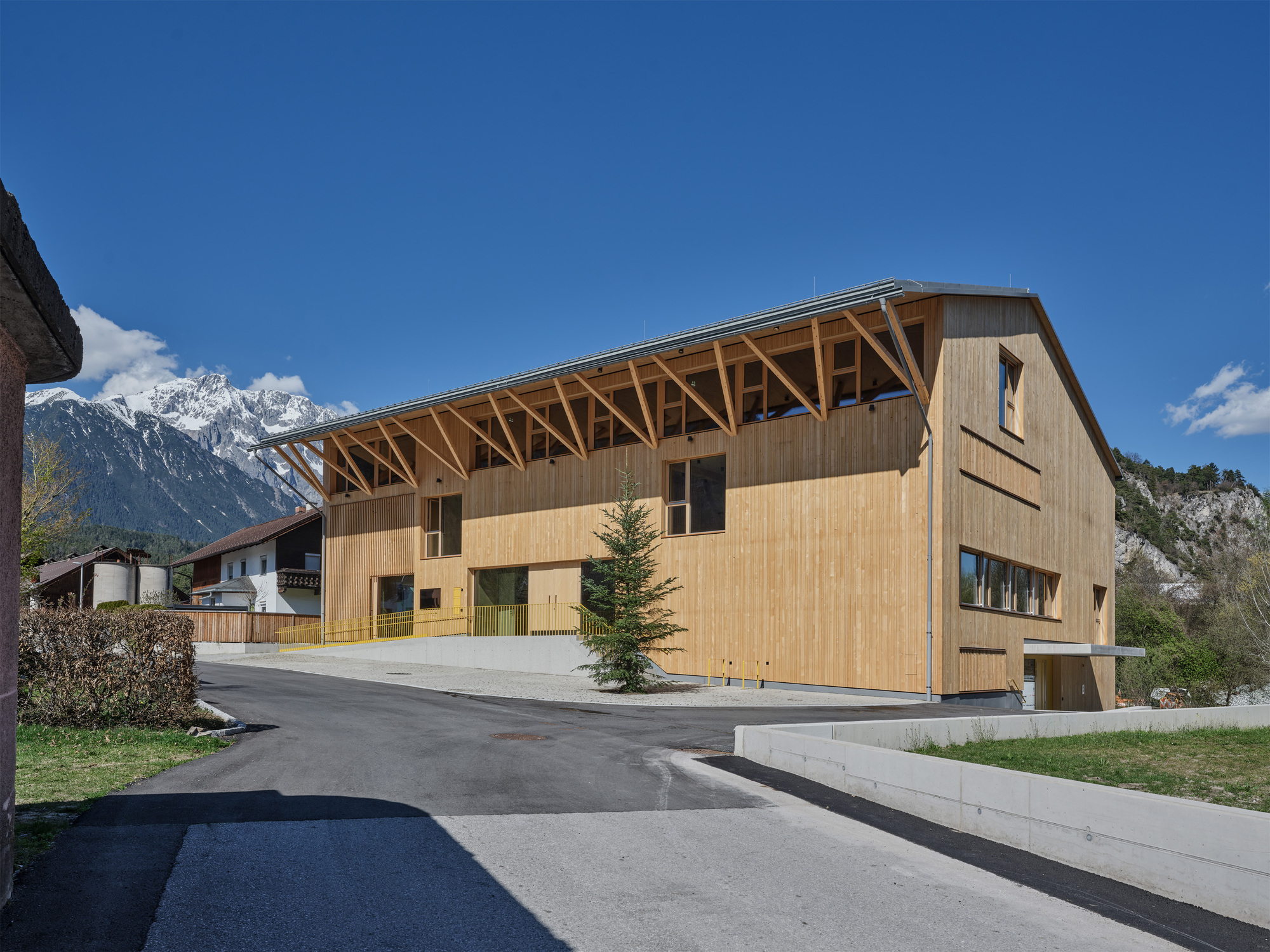 Corpo de Bombeiros e Salão Comunitário Mötz / Imgang Architects