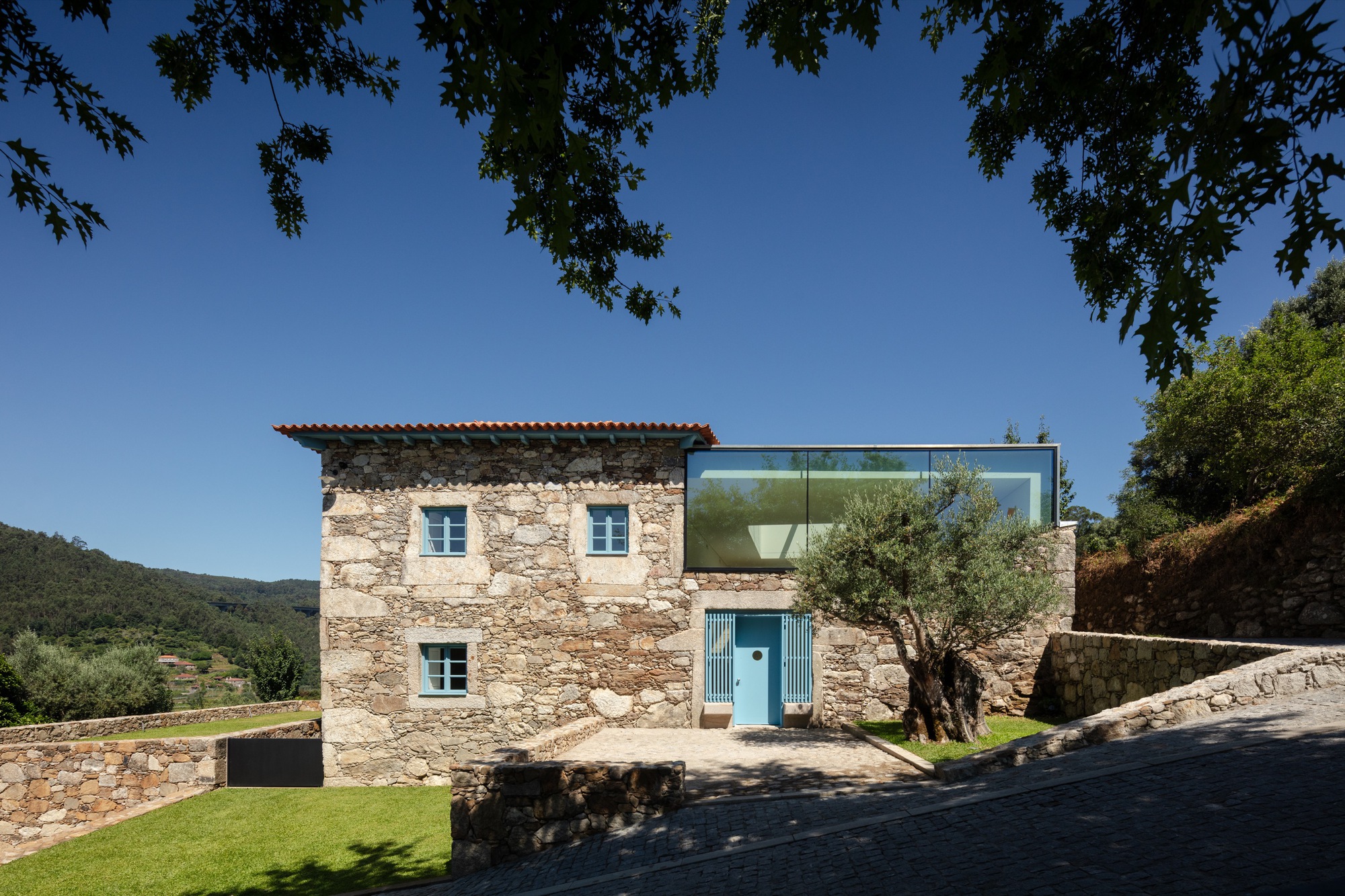 Cerdeiras House Hotel / Tiago do Vale Arquitectos