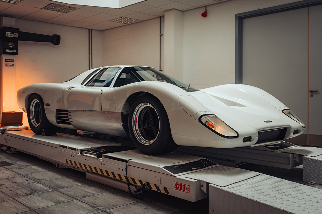 O primeiro carro de estrada da McLaren está finalmente concluído, mais de 50 anos depois