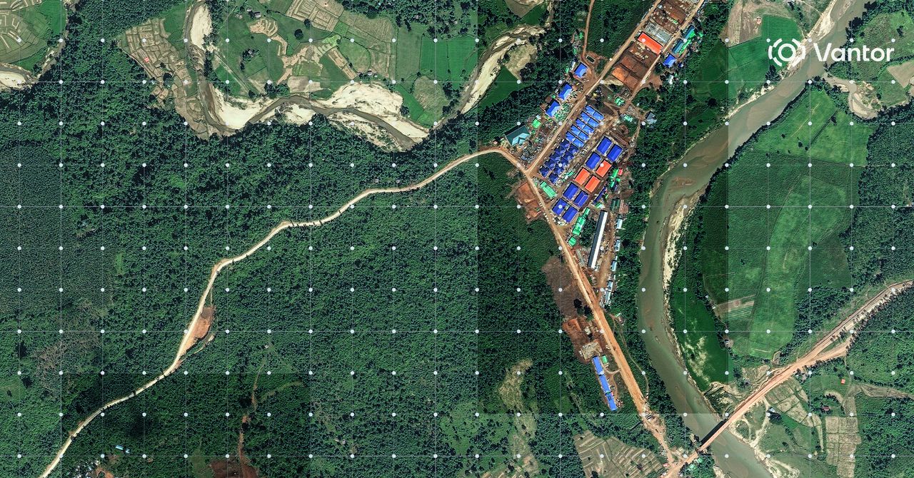 Imagens de satélite revelam como compostos suspeitos de fraude aparecem do nada