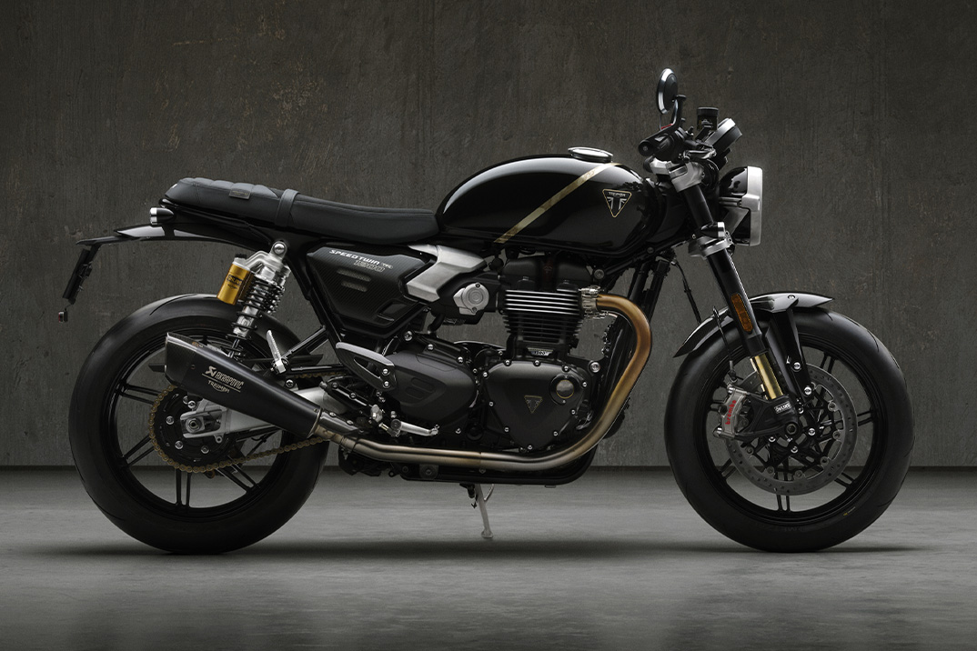 O raro personalizado de fábrica da Triumph encharca o Speed ​​​​Twin 1200 TFC em flocos de ouro e fibra de carbono