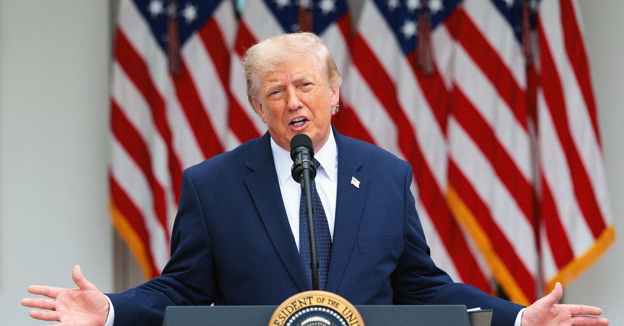 Teóricos da conspiração acham que o discurso de Trump abre caminho para a lei da insurreição