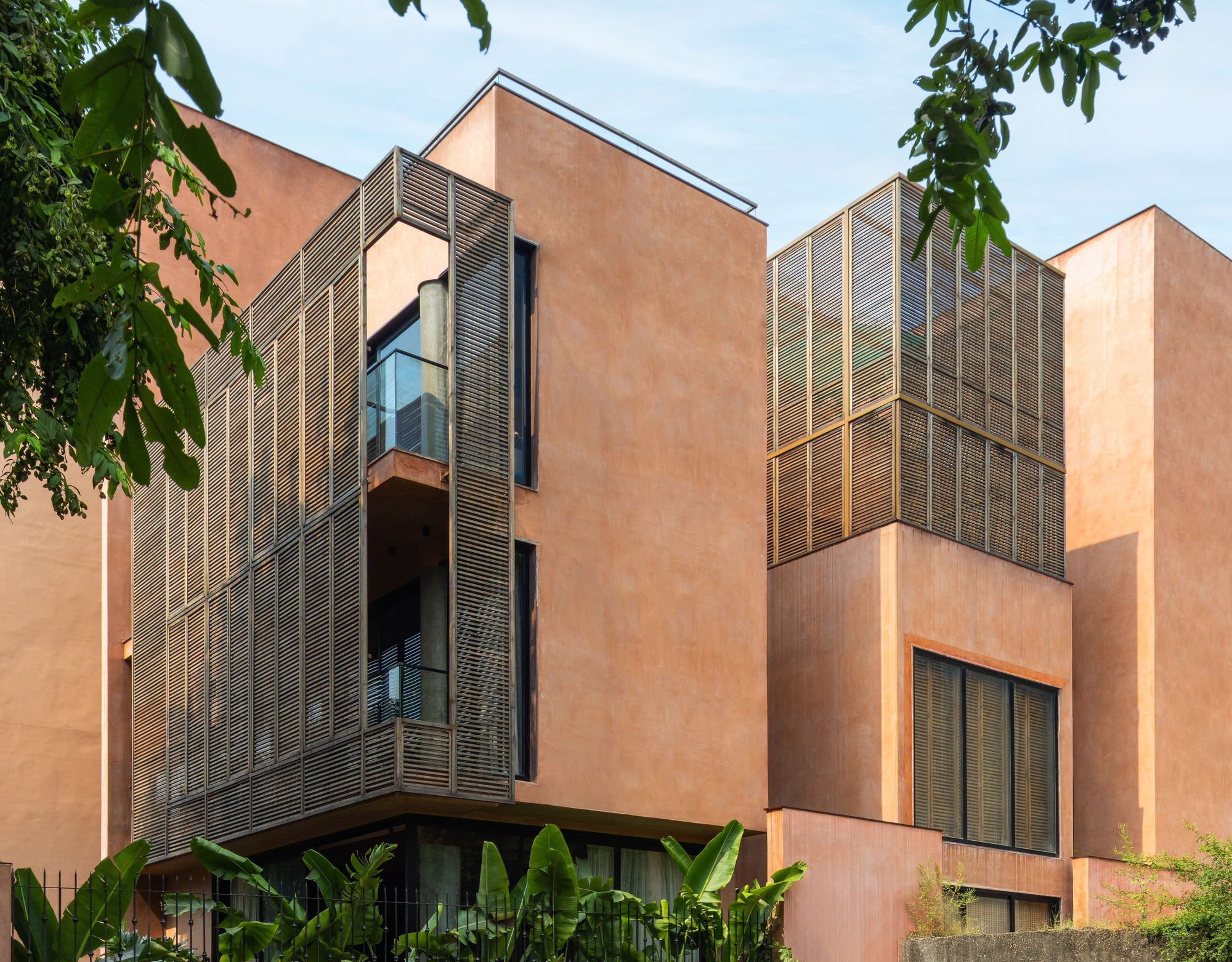 Residência de A Tale of Tinted Courts / Architects Collaborative