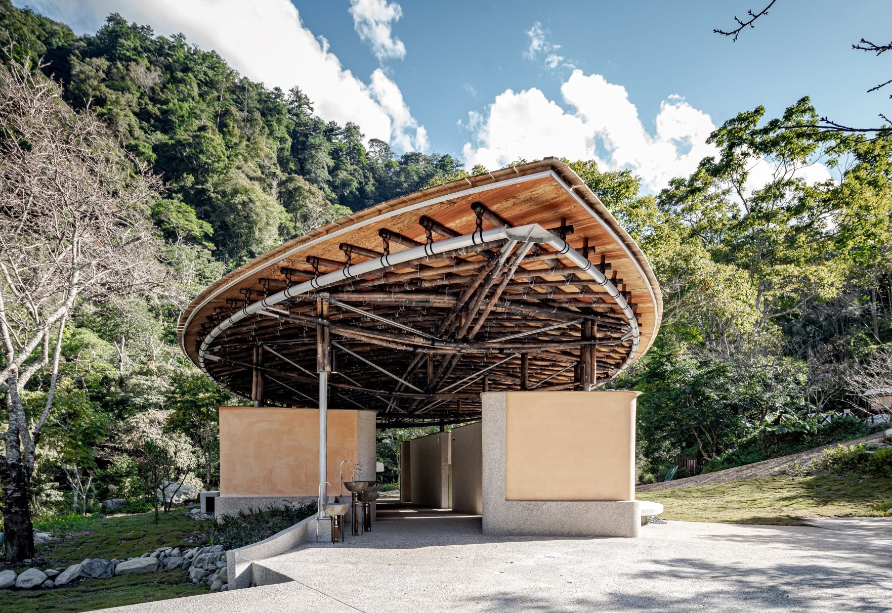 Banheiro público natural de Basianshan / Protoplain Architects
