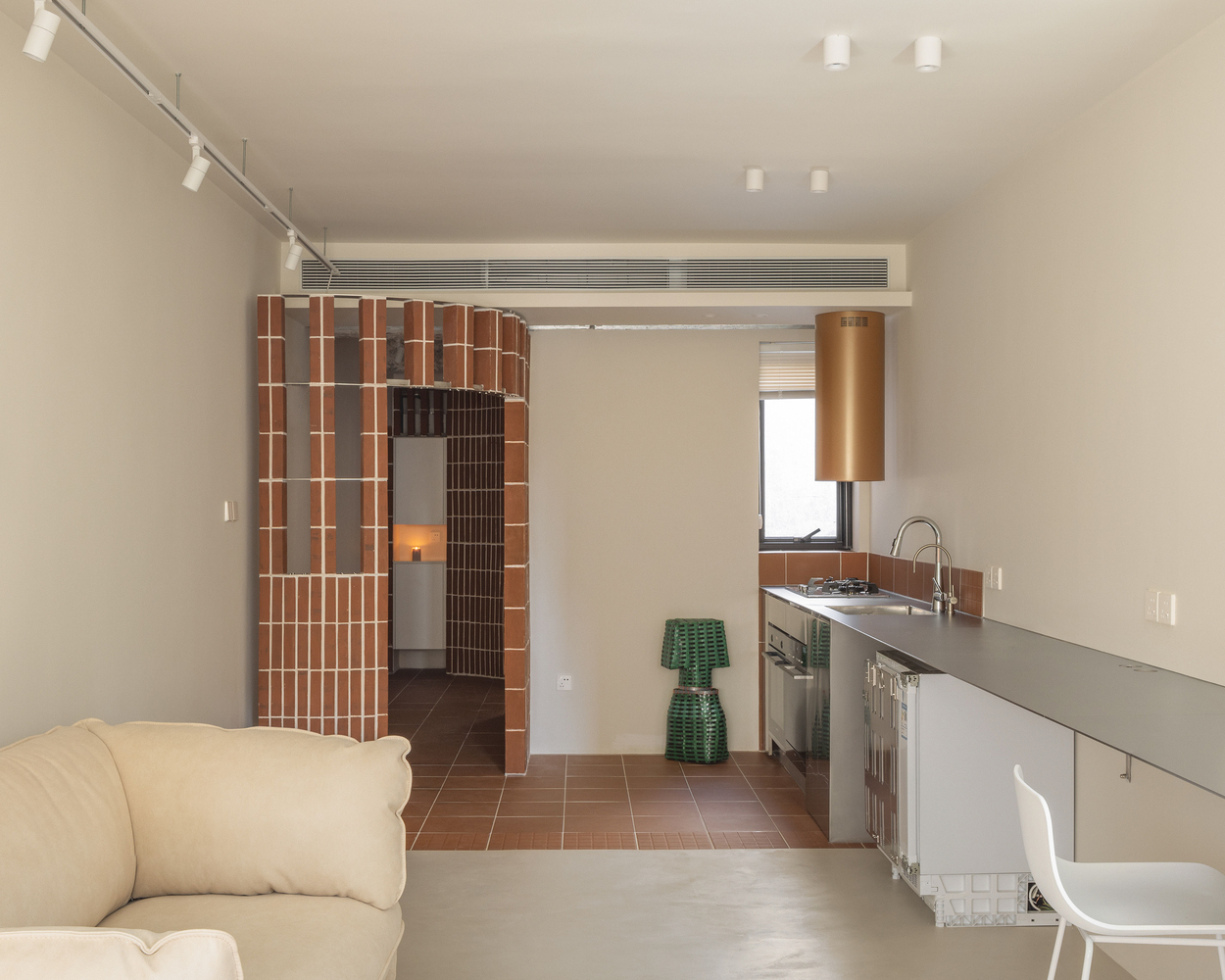 Antes da sala: limiares de entrada em residências urbanas compactas