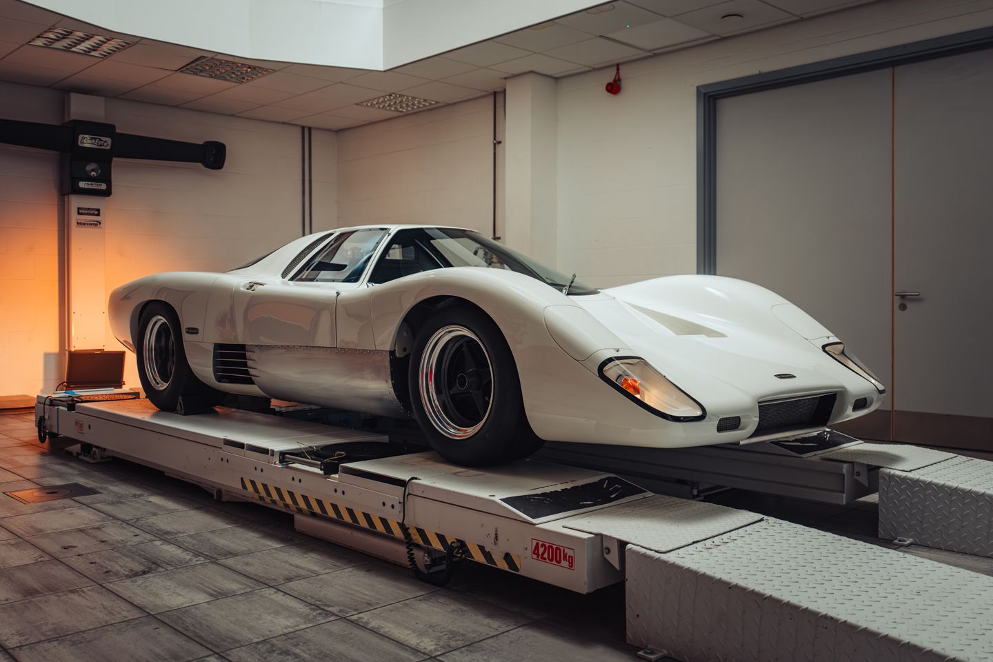 McLaren apresenta notável M6GT: Restaurado