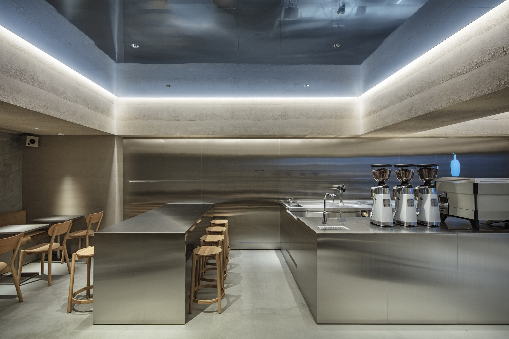 Garrafa Azul Café Harajuku Café / TEKI Design