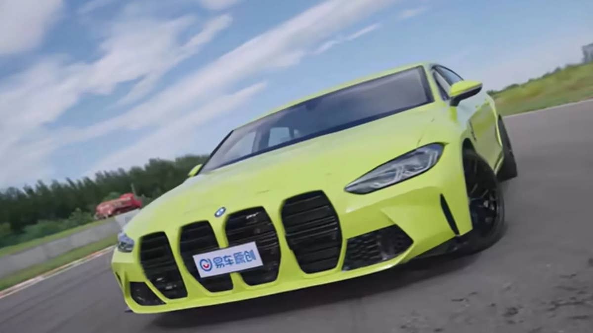 Alguém transformou um Volkswagen Sedan em um BMW M3 falso de 3 metros de largura