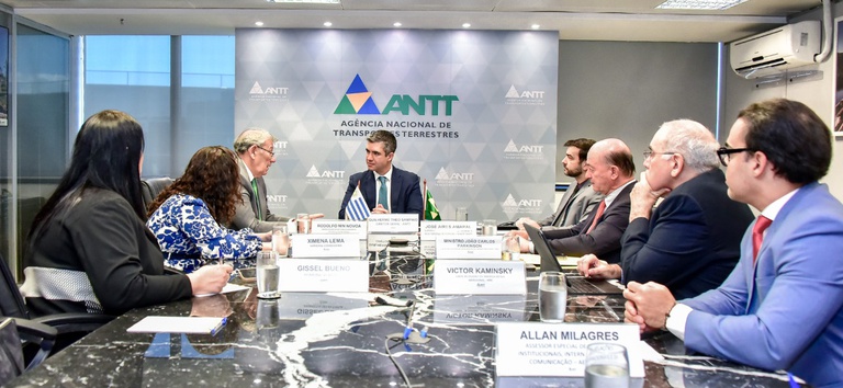 Foto mostrando diretor-geral da ANTT recebendo delegação do Uruguai e MRE — Agência Nacional de Transportes Terrestres