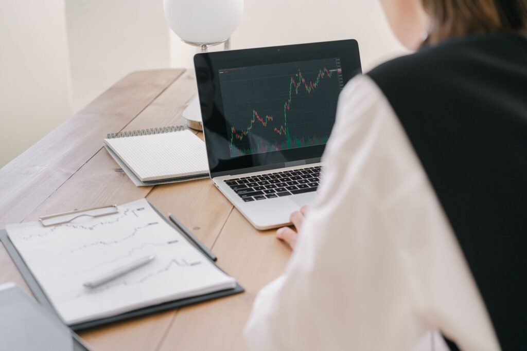 Navegando na transição para os mercados públicos por meio de um IPO ou aquisição reversa