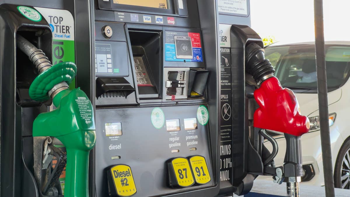 Os preços da gasolina caem para US $ 3,85 no momento em que a América pega a estrada