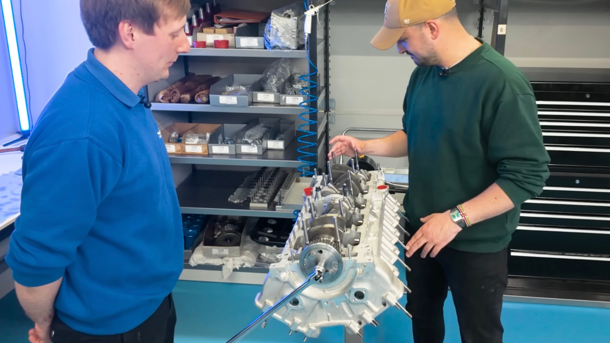 Uma lendária oficina de corrida ainda está construindo motores V10 de 800 HP manualmente